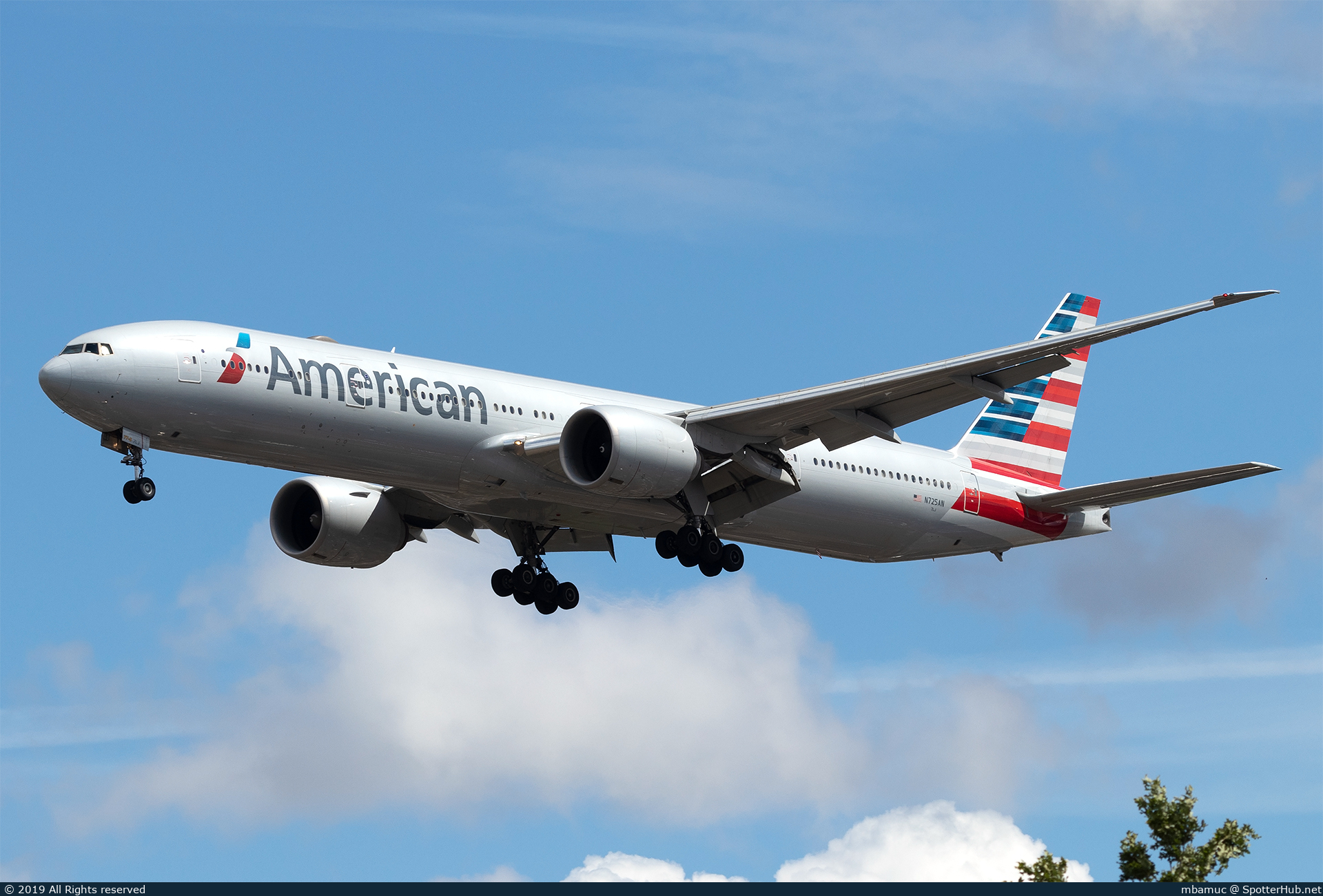 Photo of N725AN - Boeing 777-323(ER) operated by American Airlines