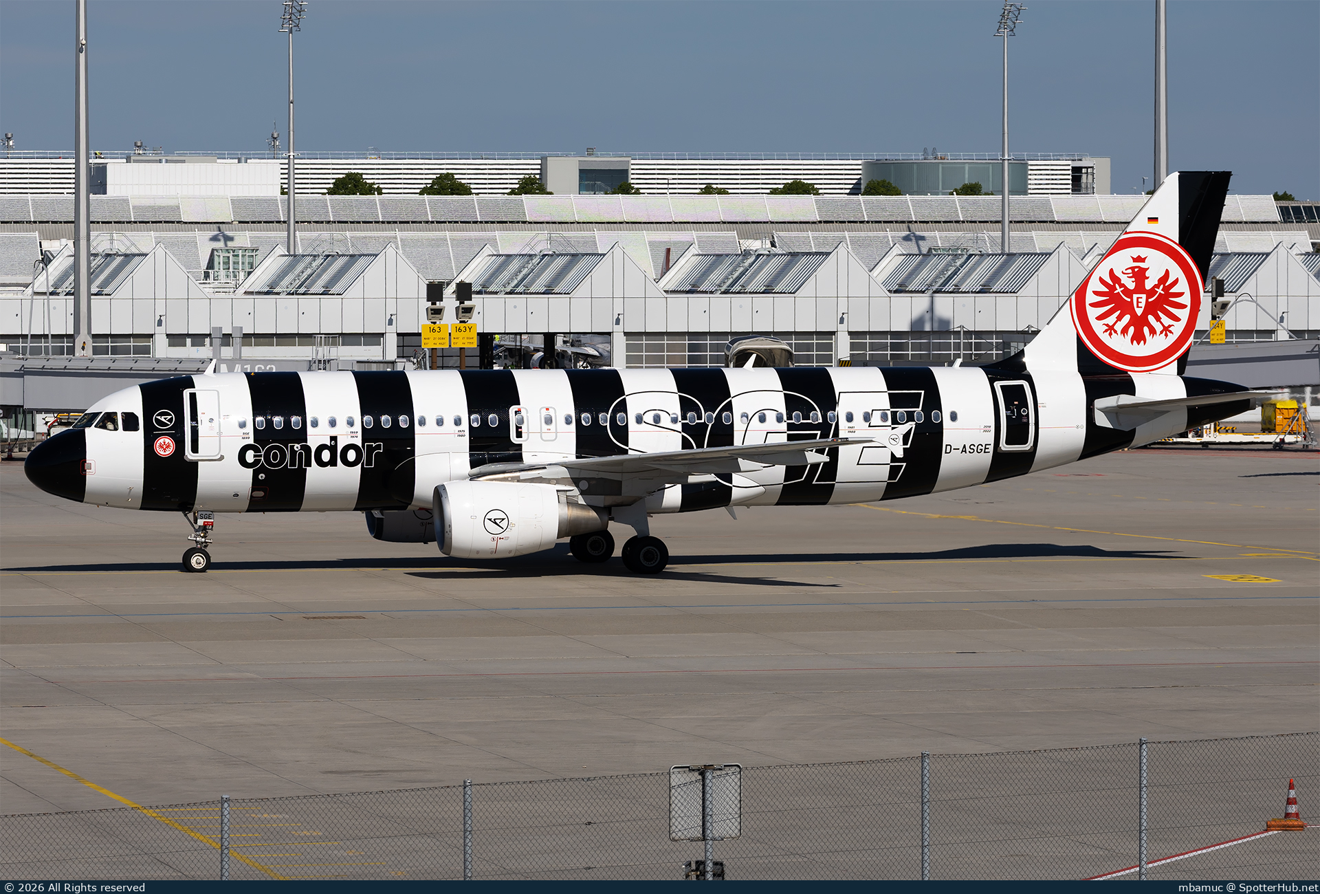Photo of D-ASGE - Airbus A320-214 operated by Condor