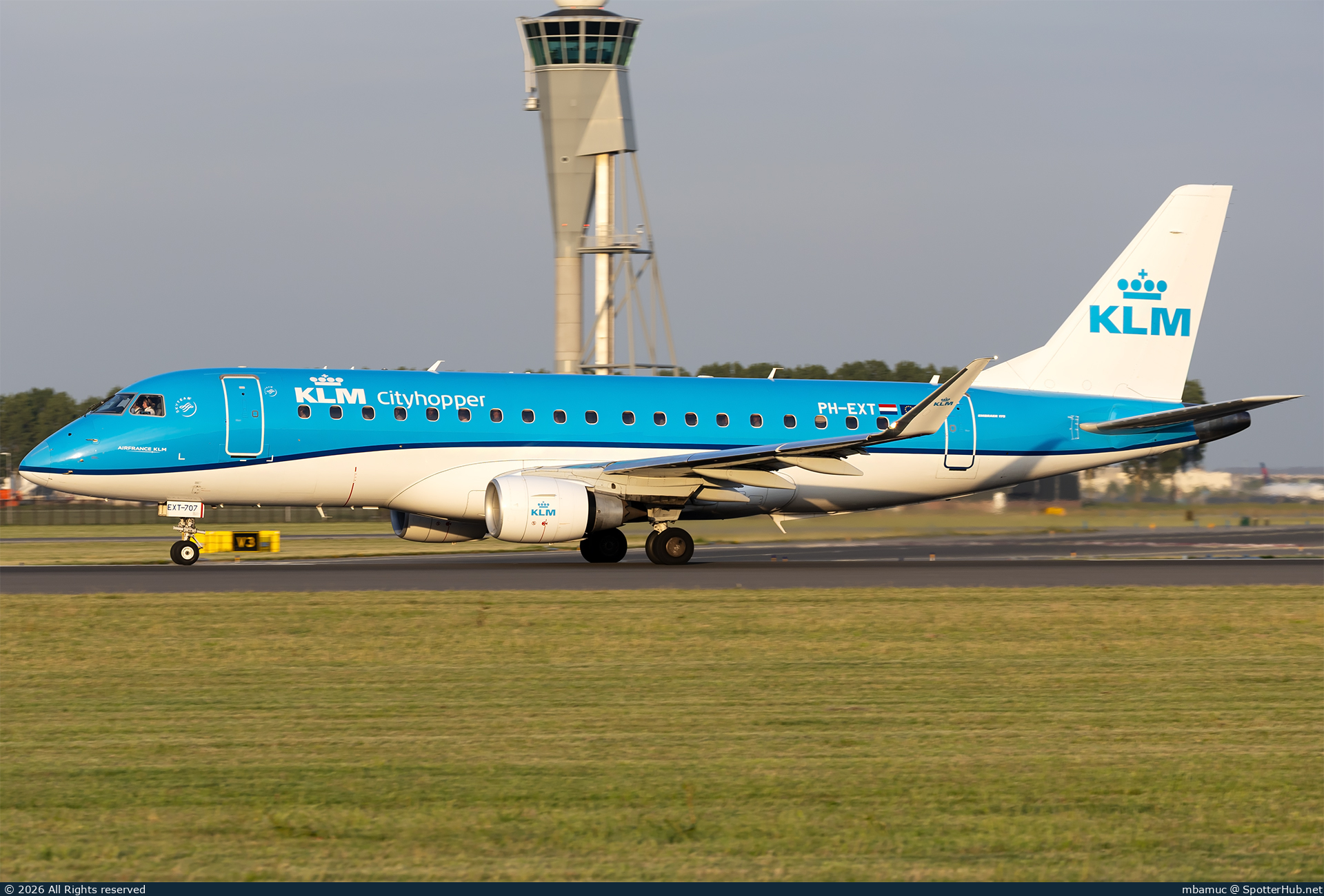 Photo of PH-EXT - Embraer ERJ-175STD operated by KLM Cityhopper