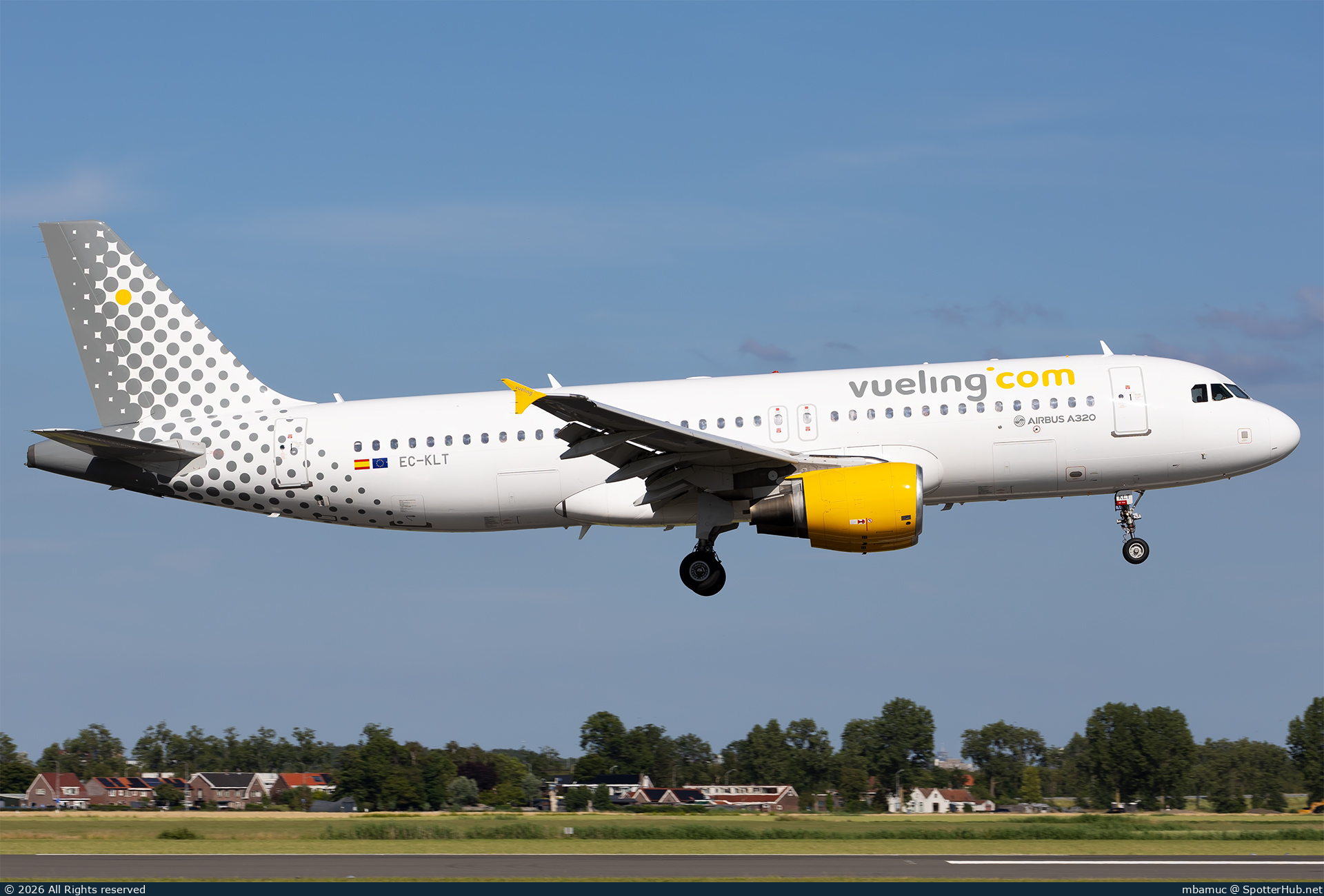 Photo of EC-KLT - Airbus A320-216 operated by Vueling