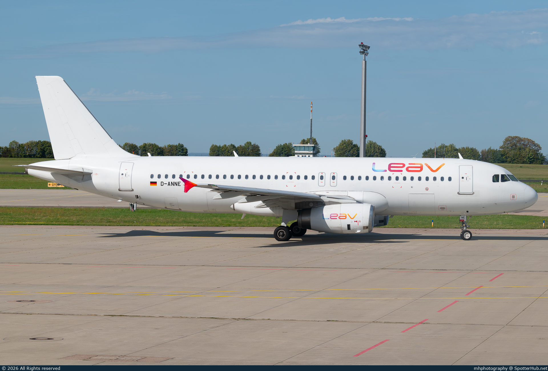 Photo of D-ANNE - Airbus A320-232 operated by LEAV Aviation