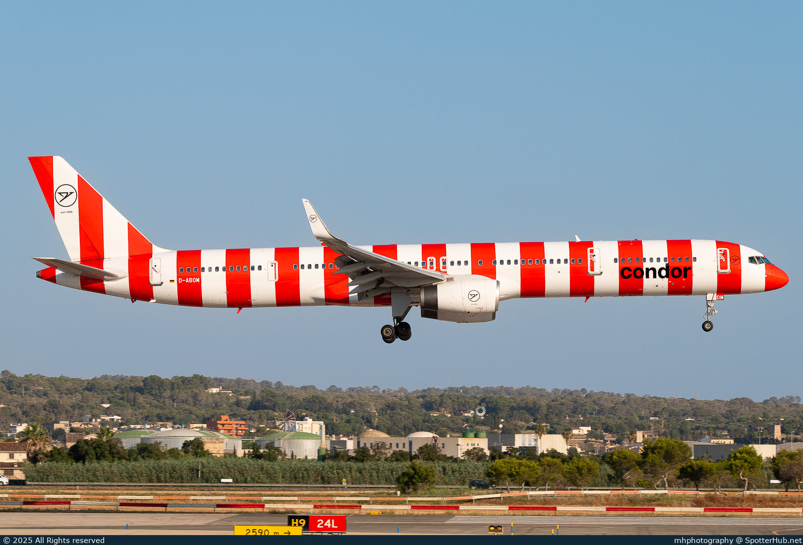 Photo of D-ABOM - Boeing 757-330 operated by Condor