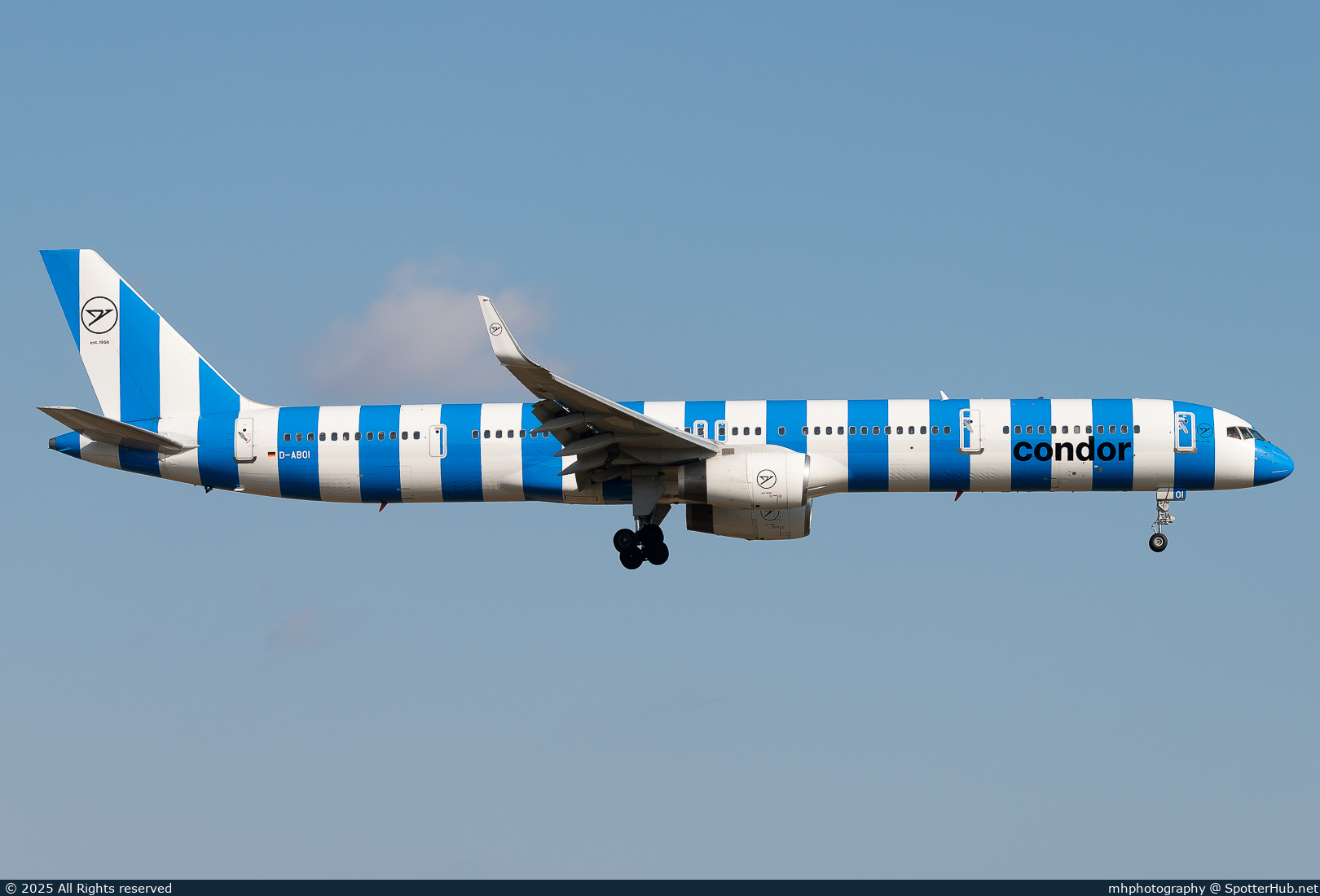 Photo of D-ABOI - Boeing 757-330 operated by Condor