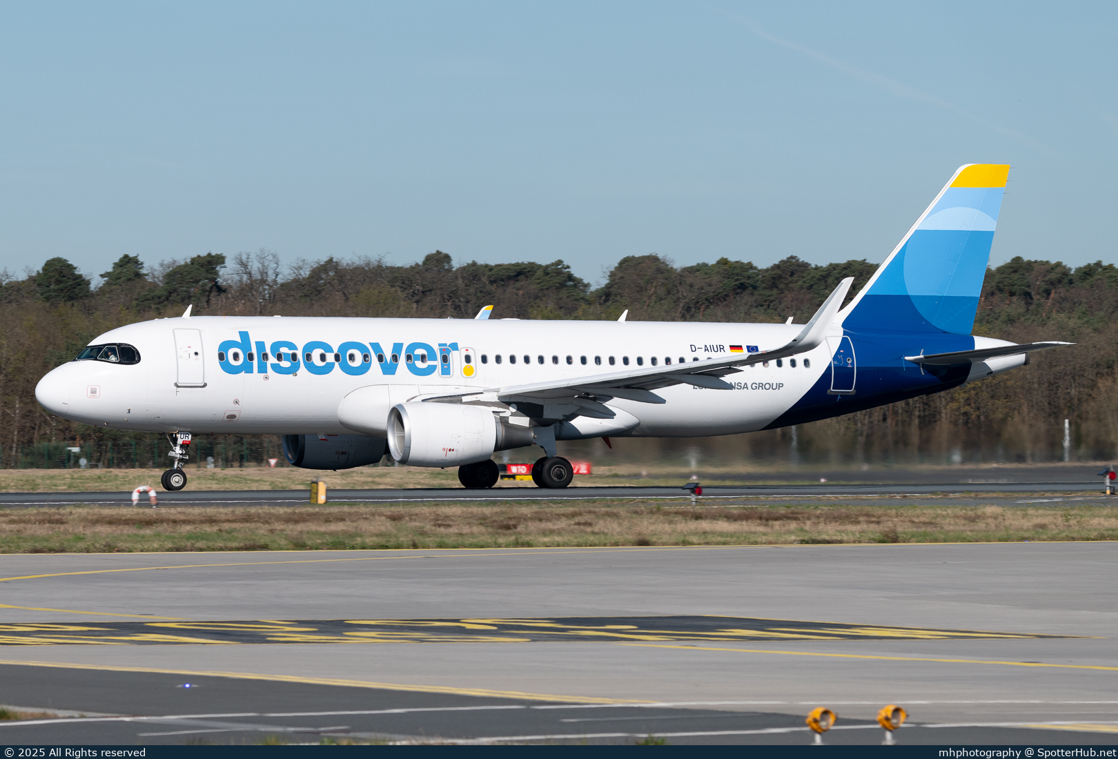 Photo of D-AIUR - Airbus A320-214 operated by Discover Airlines