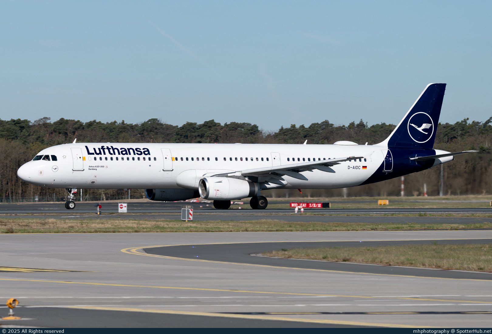 Photo of D-AIDC - Airbus A321-231 operated by Lufthansa