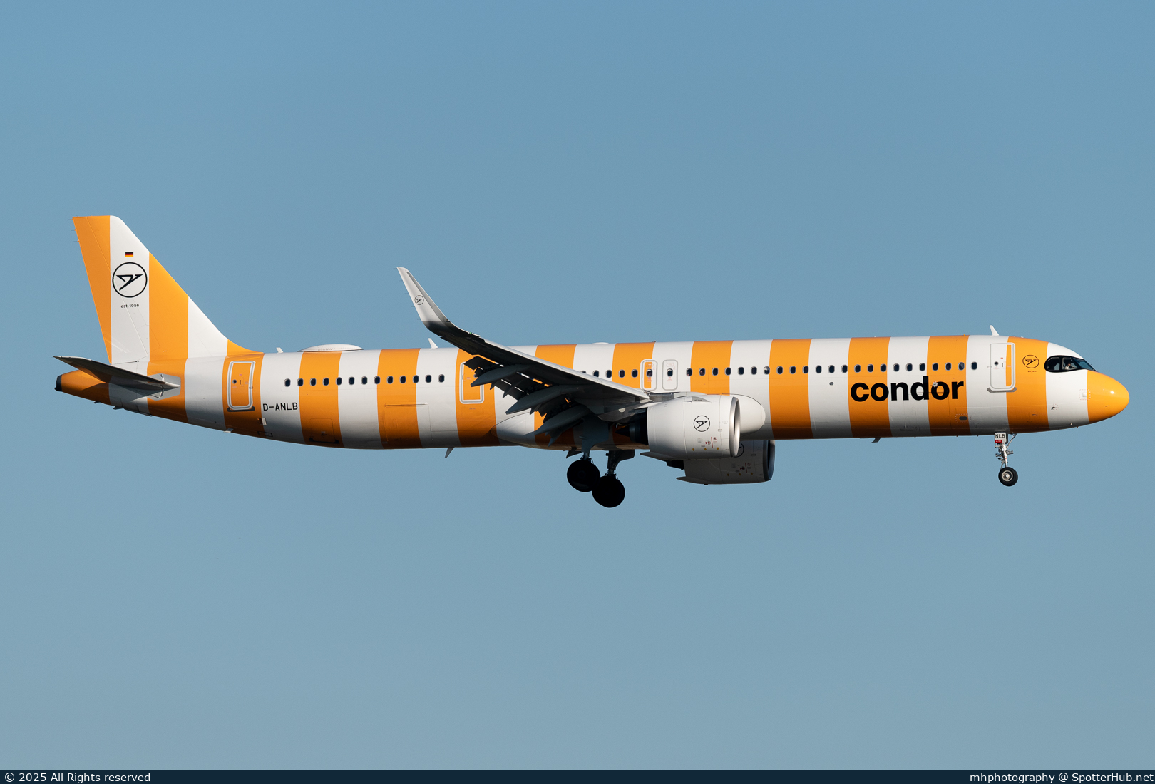 Photo of D-ANLB - Airbus A321-271NX operated by Condor