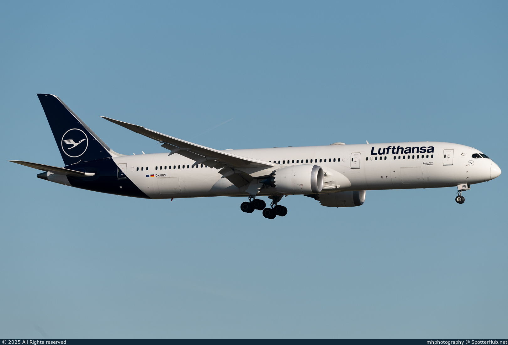 Photo of D-ABPE - Boeing 787-9 Dreamliner operated by Lufthansa