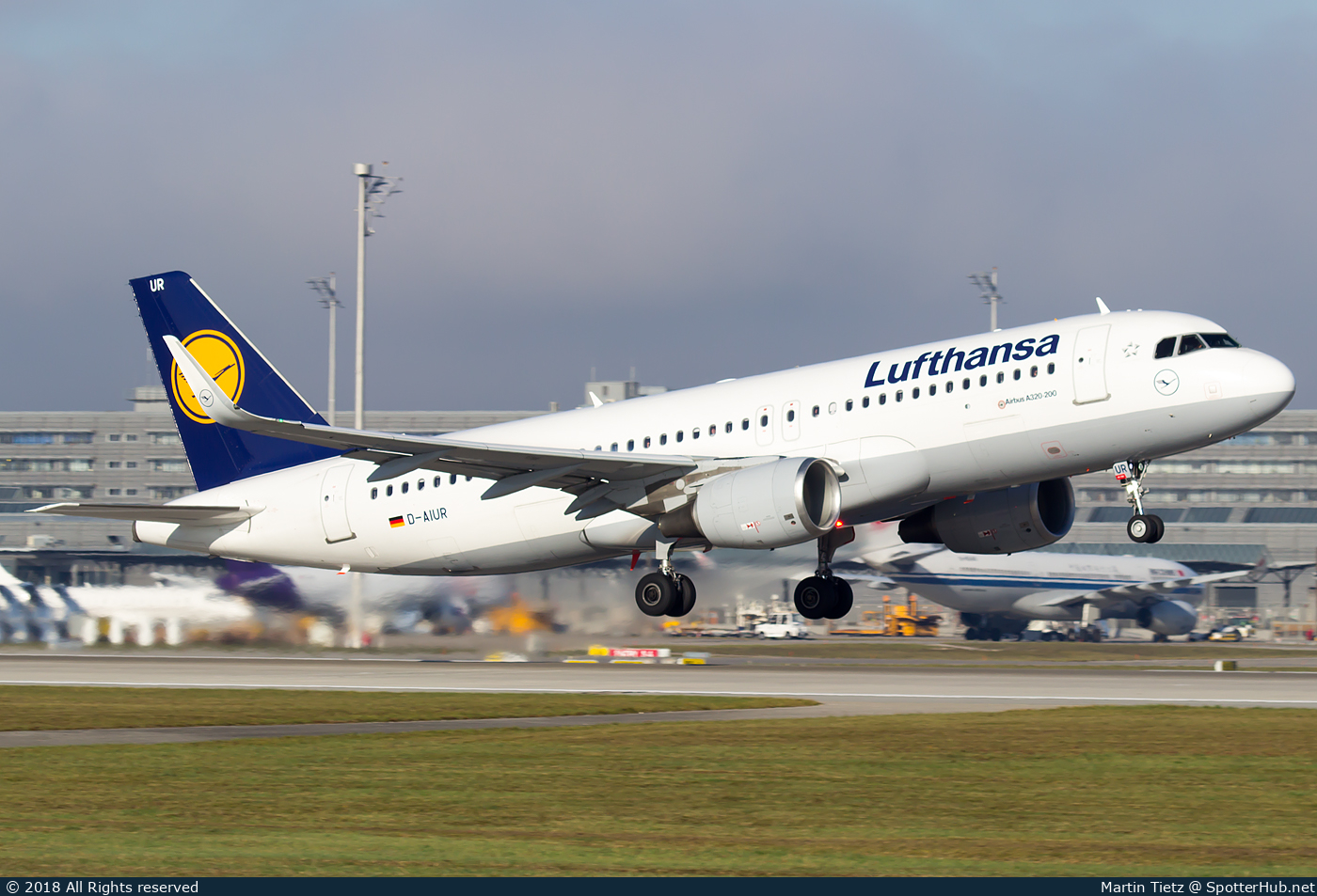 Photo of D-AIUR - Airbus A320-214 operated by Lufthansa