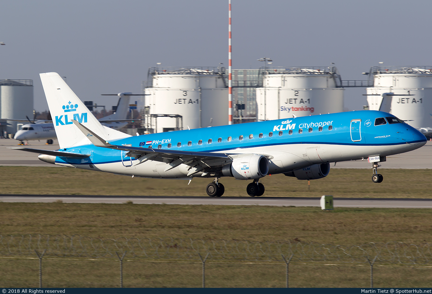 Photo of PH-EXH - Embraer ERJ-175STD operated by KLM Cityhopper