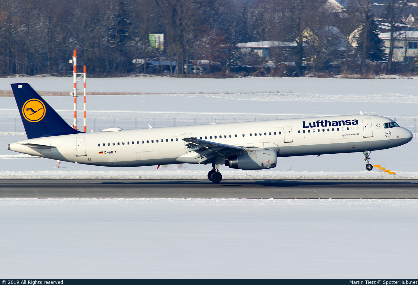Photo of D-AIDW - Airbus A321-231 operated by Lufthansa