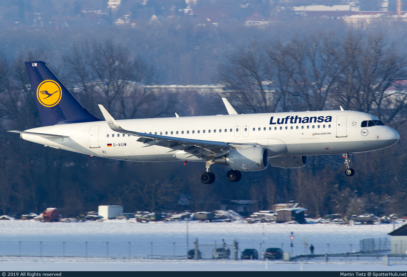 Photo of D-AIUW - Airbus A320-214 operated by Lufthansa