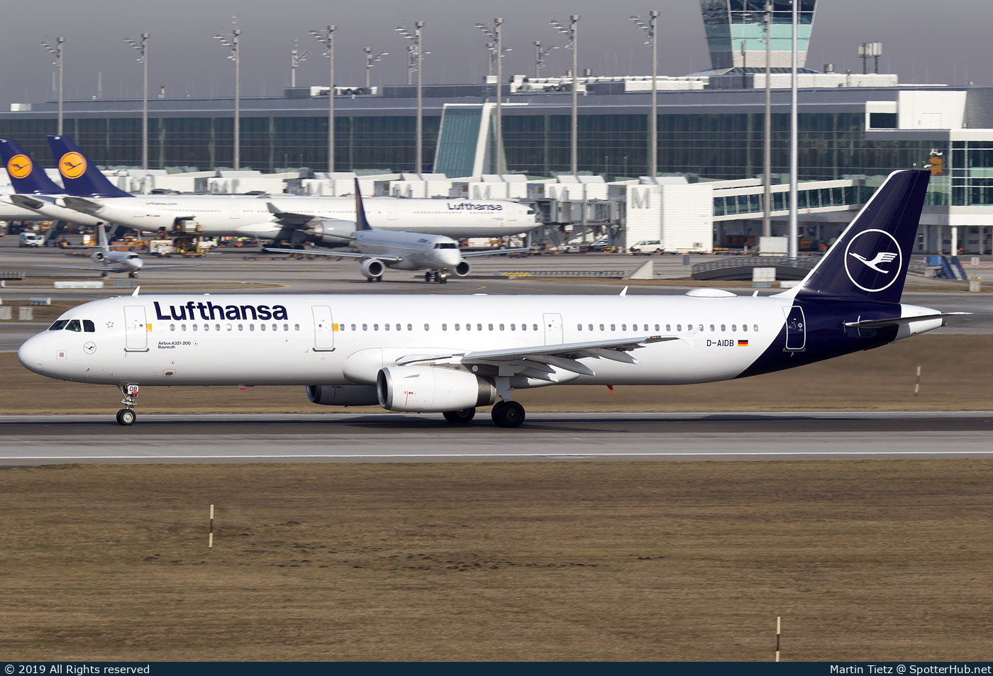 Photo of D-AIDB - Airbus A321-231 operated by Lufthansa