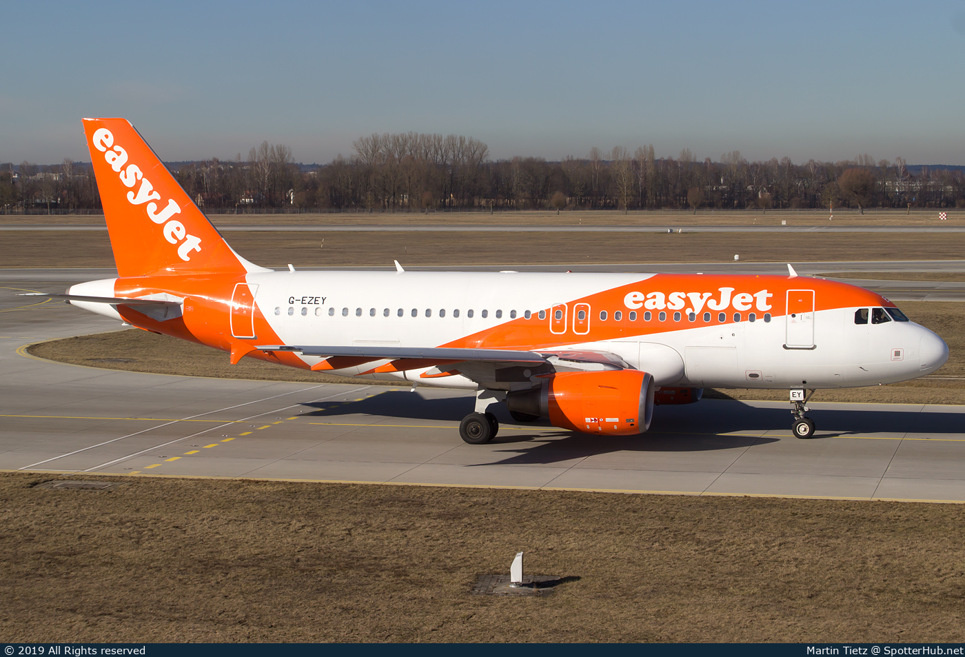 Photo of G-EZEY - Airbus A319-111 operated by easyJet