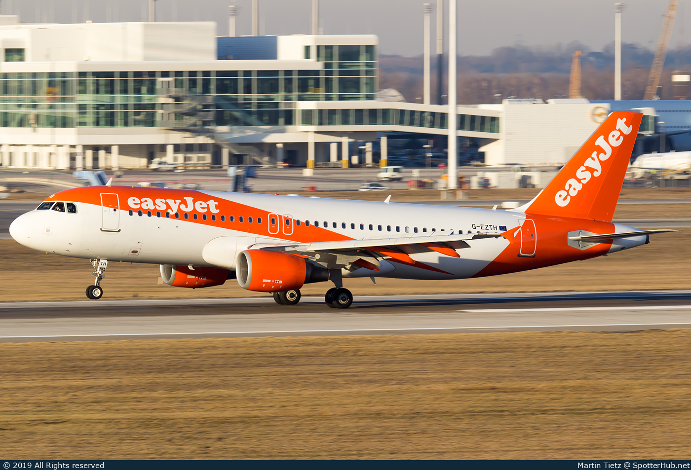 Photo of G-EZTH - Airbus A320-214 operated by easyJet