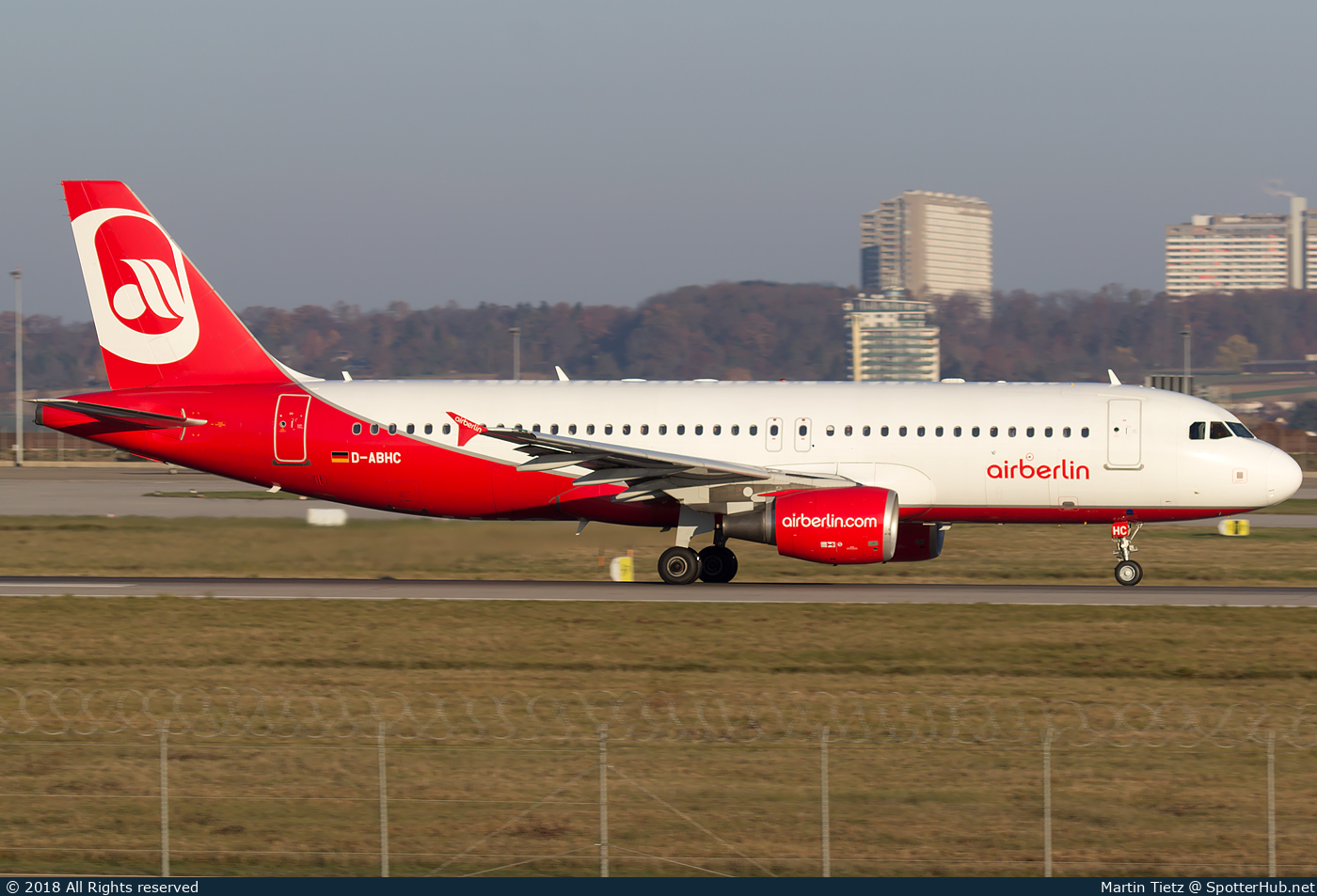 Photo of D-ABHC - Airbus A320-214 operated by Air Berlin