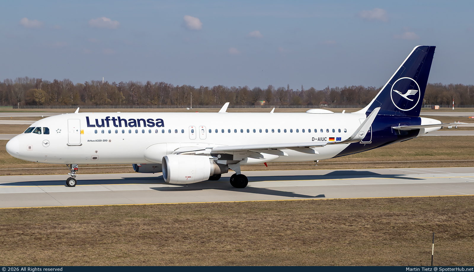 Photo of D-AIUC - Airbus A320-214 operated by Lufthansa