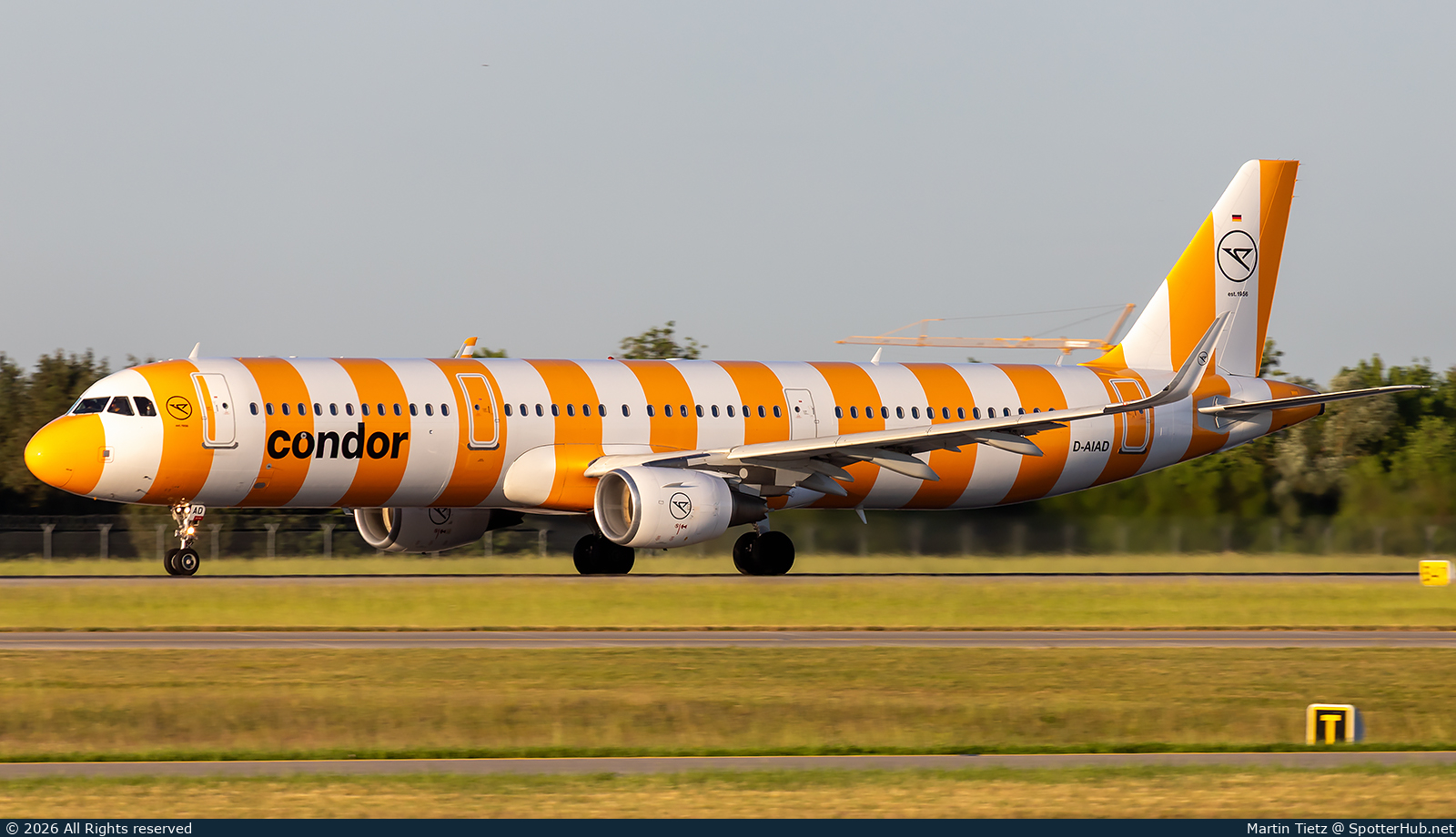 Photo of D-AIAD - Airbus A321-211 operated by Condor