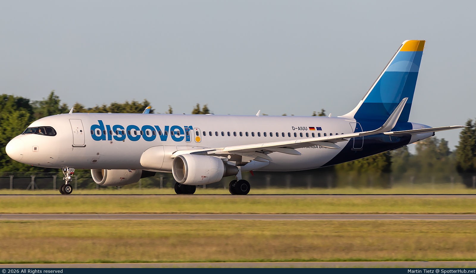 Photo of D-AIUU - Airbus A320-214 operated by Discover Airlines