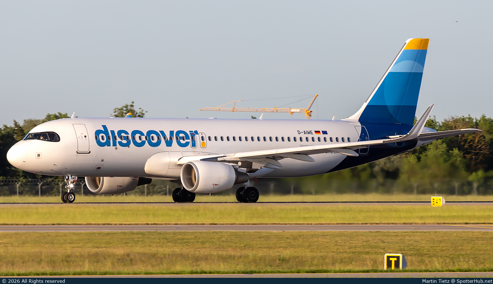 Photo of D-AIWE - Airbus A320-214 operated by Discover Airlines