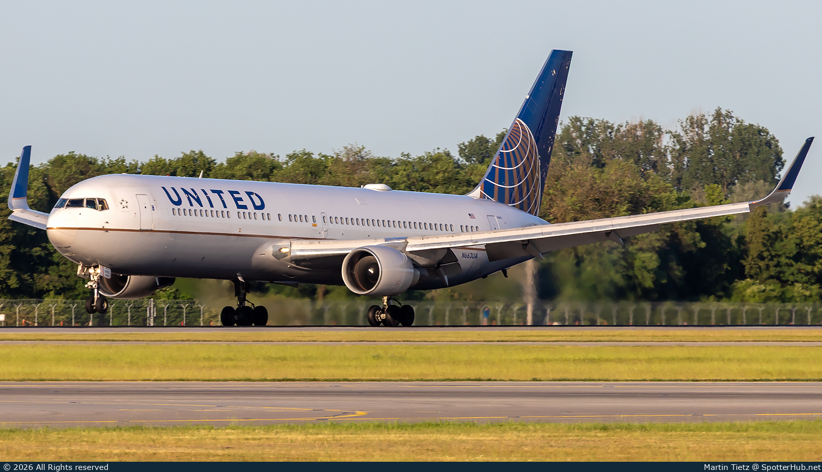 Photo of N663UA - Boeing 767-322(ER) operated by United Airlines