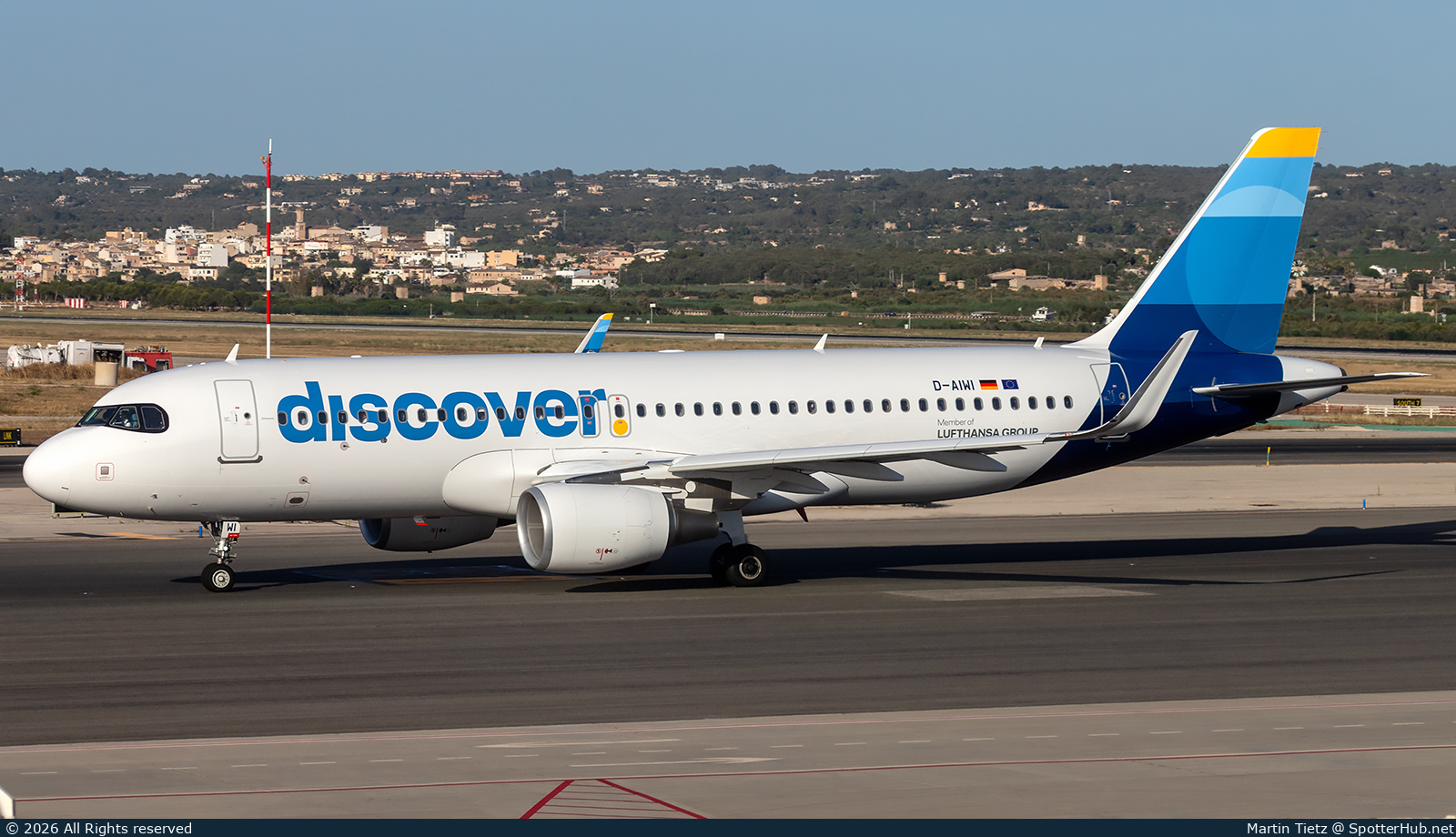 Photo of D-AIWI - Airbus A320-214 operated by Discover Airlines
