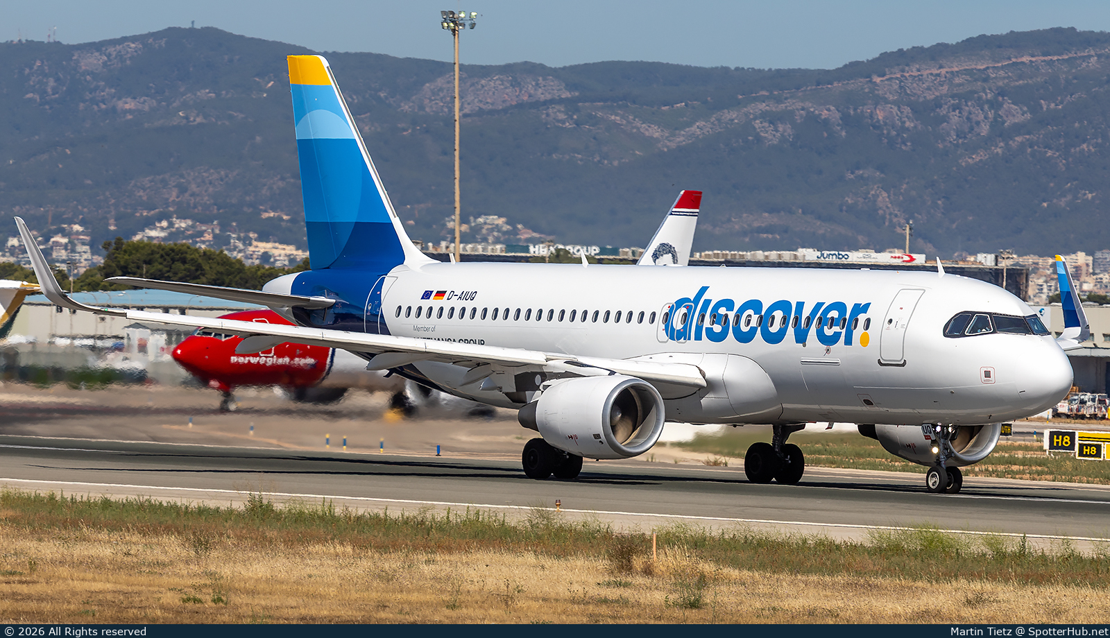 Photo of D-AIUQ - Airbus A320-214 operated by Discover Airlines