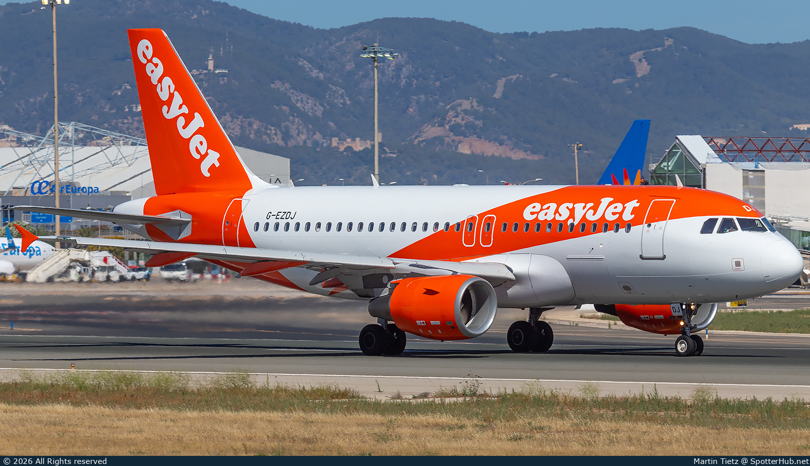 Photo of G-EZDJ - Airbus A319-111 operated by easyJet