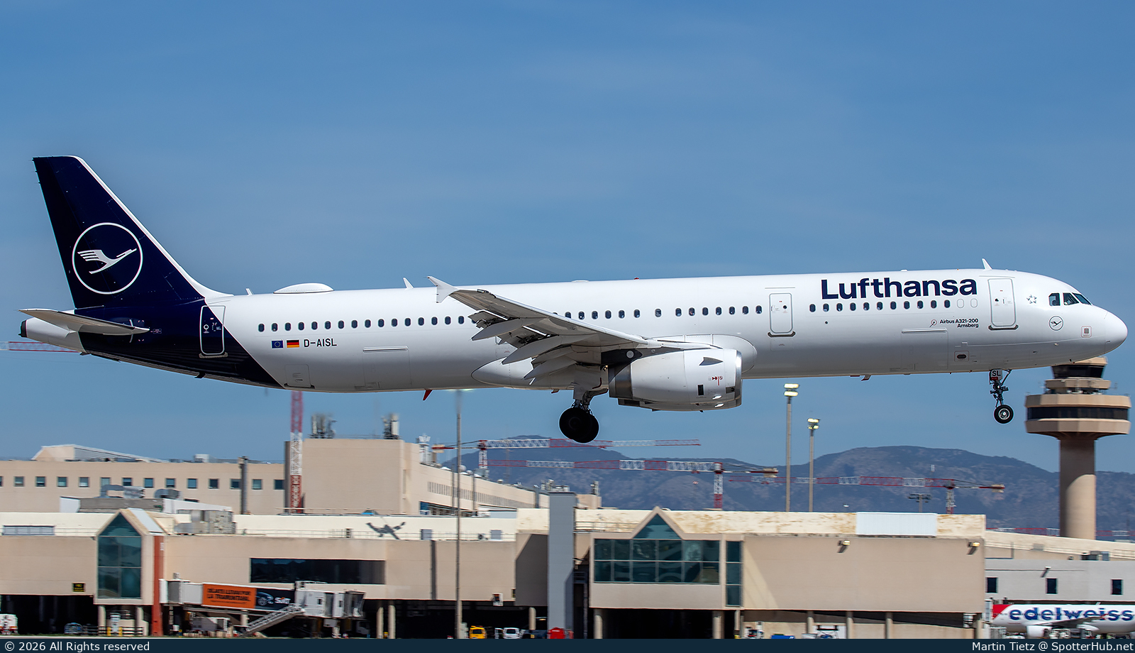Photo of D-AISL - Airbus A321-231 operated by Lufthansa