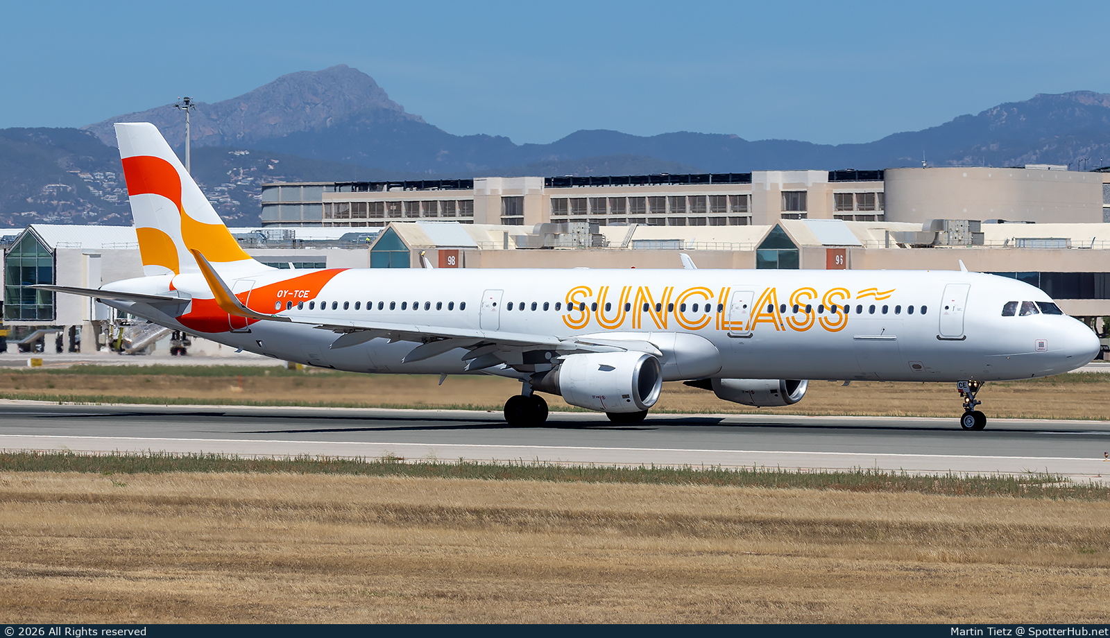 Photo of OY-TCE - Airbus A321-211 operated by Sunclass Airlines