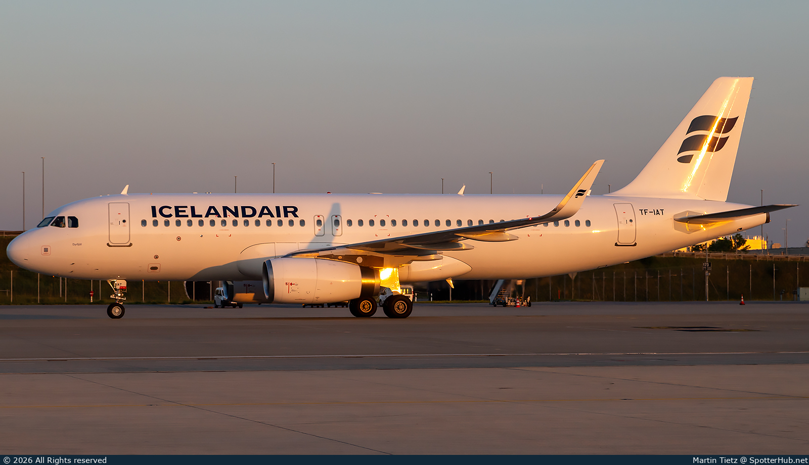 Photo of TF-IAT - Airbus A320-232 operated by Icelandair