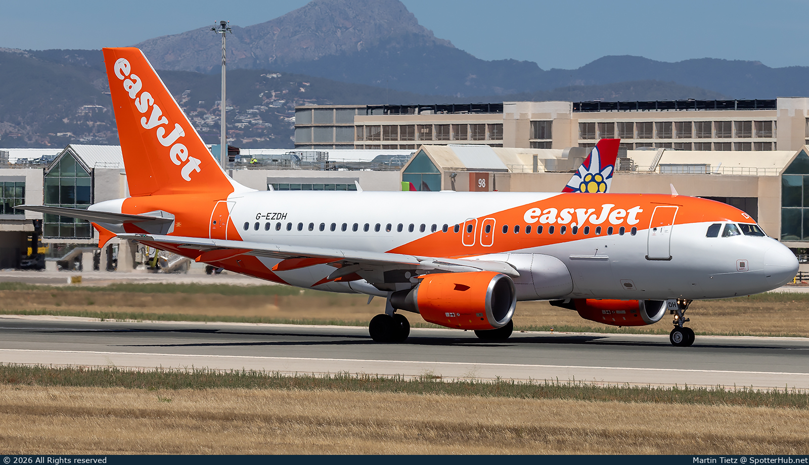 Photo of G-EZDH - Airbus A319-111 operated by easyJet