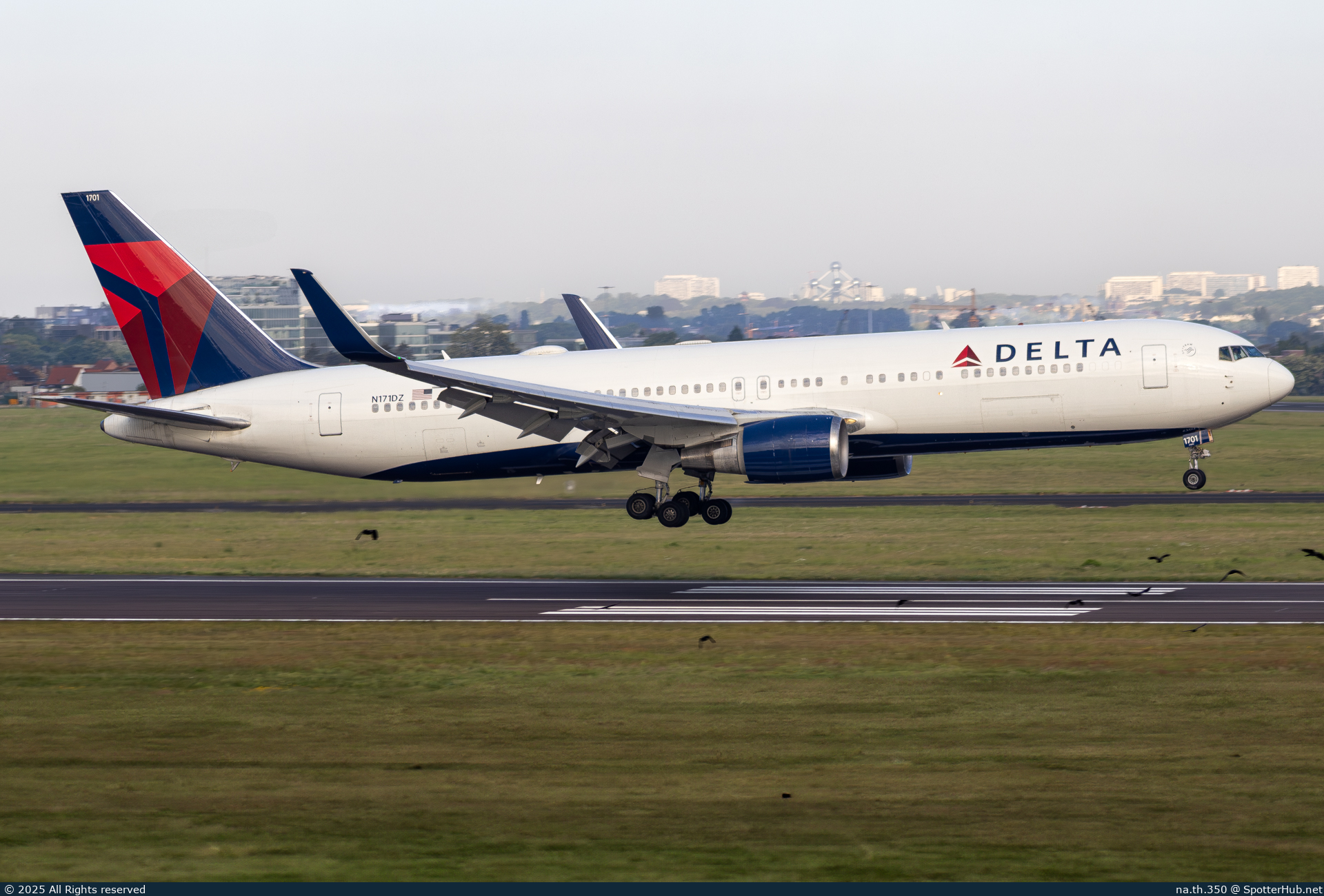 Photo of N171DZ - Boeing 767-332(ER) operated by Delta Air Lines
