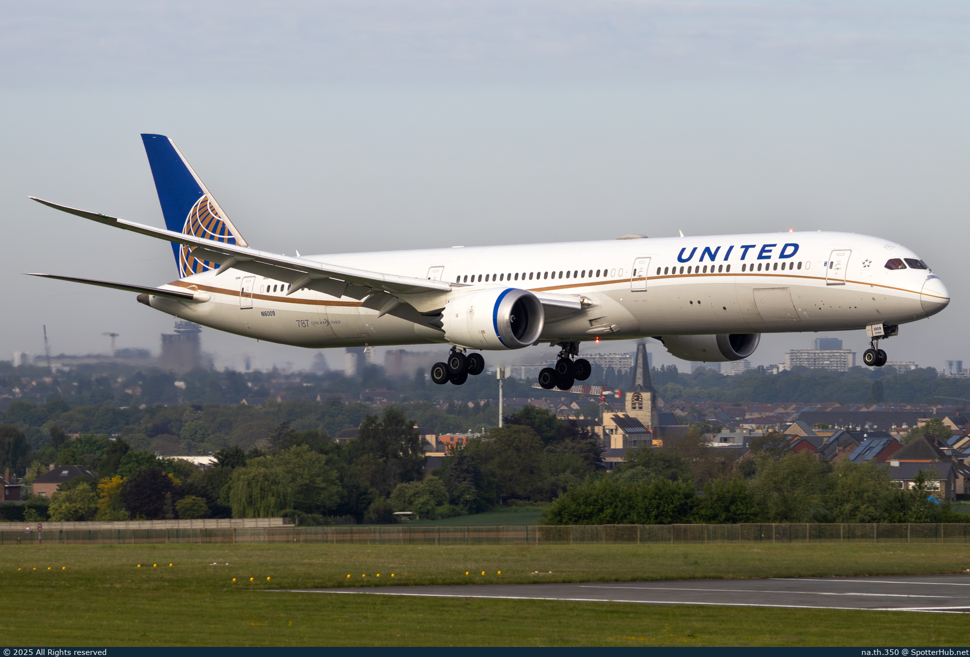 Photo of N16009 - Boeing 787-10 Dreamliner operated by United Airlines