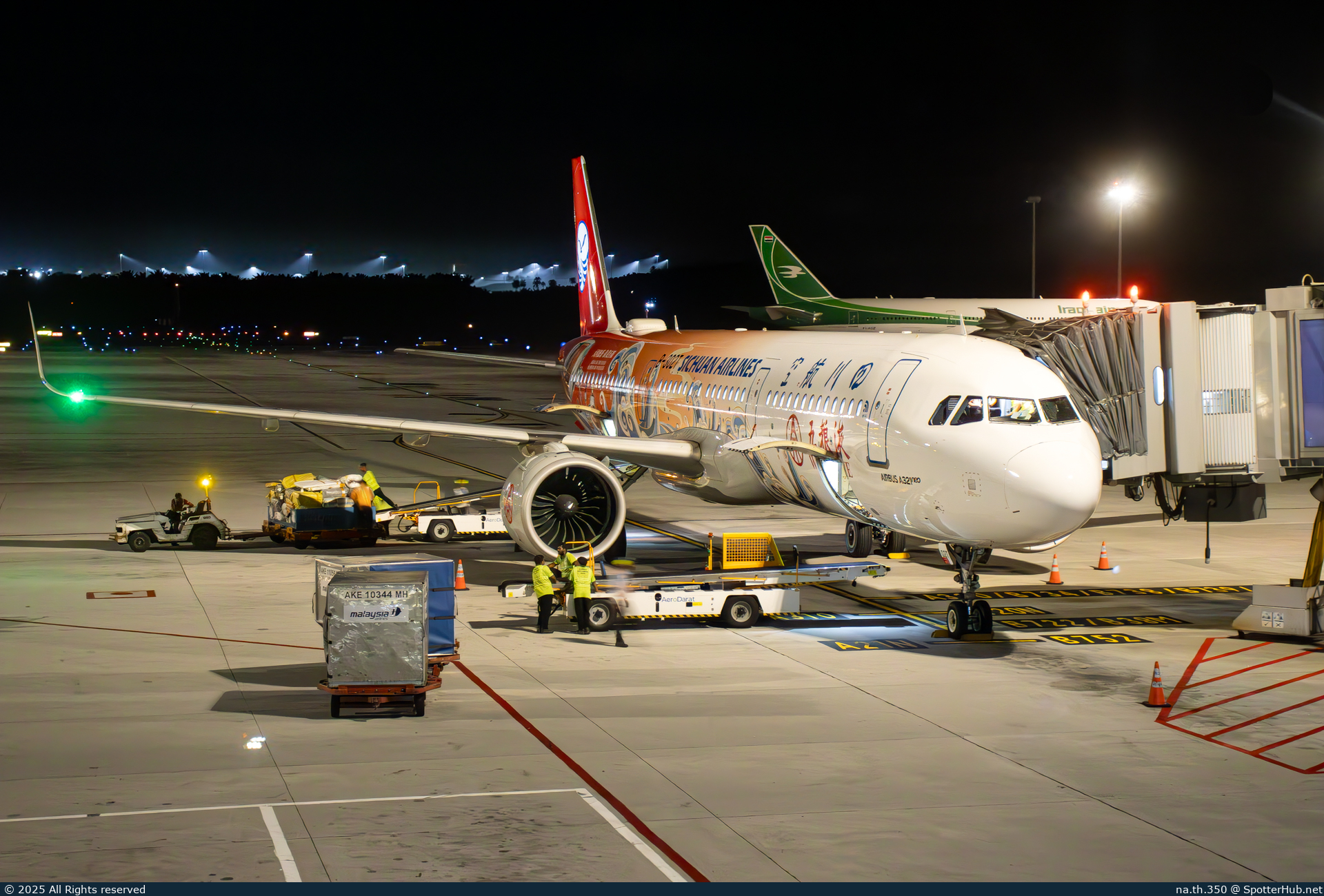 Photo of B-302T - Airbus A321-271N operated by Sichuan Airlines