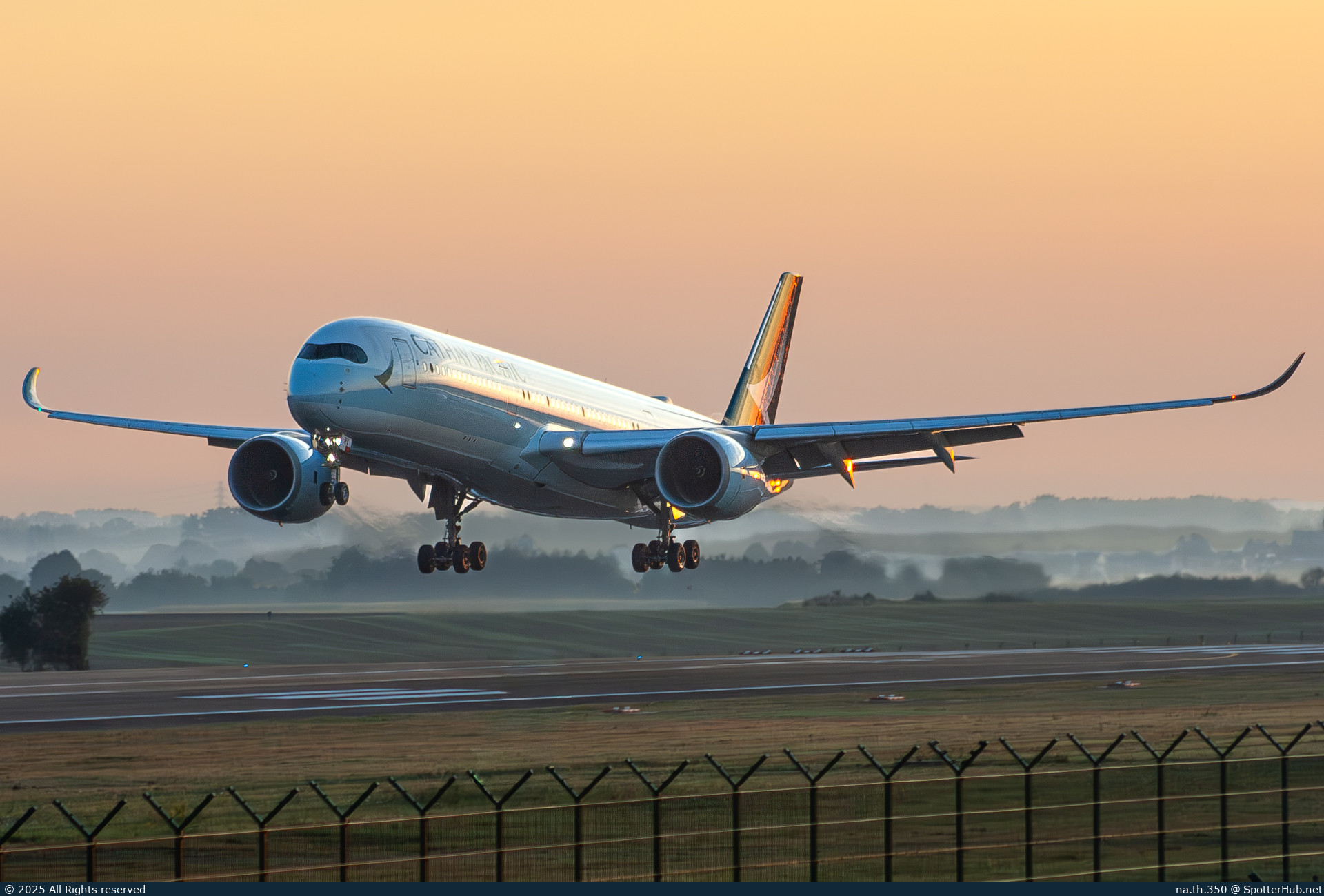 Photo of B-LRV - Airbus A350-941 operated by Cathay Pacific Airways