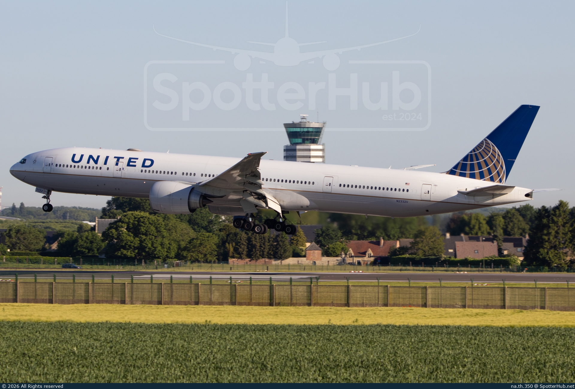 Photo of N2332U - Boeing 777-322(ER) operated by United Airlines