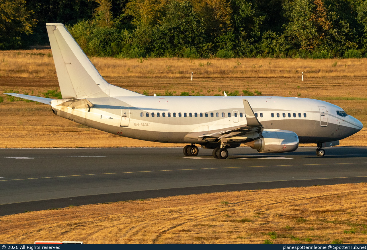 Photo of 9H-MAC - Boeing 737-548 operated by Comlux Aviation Malta