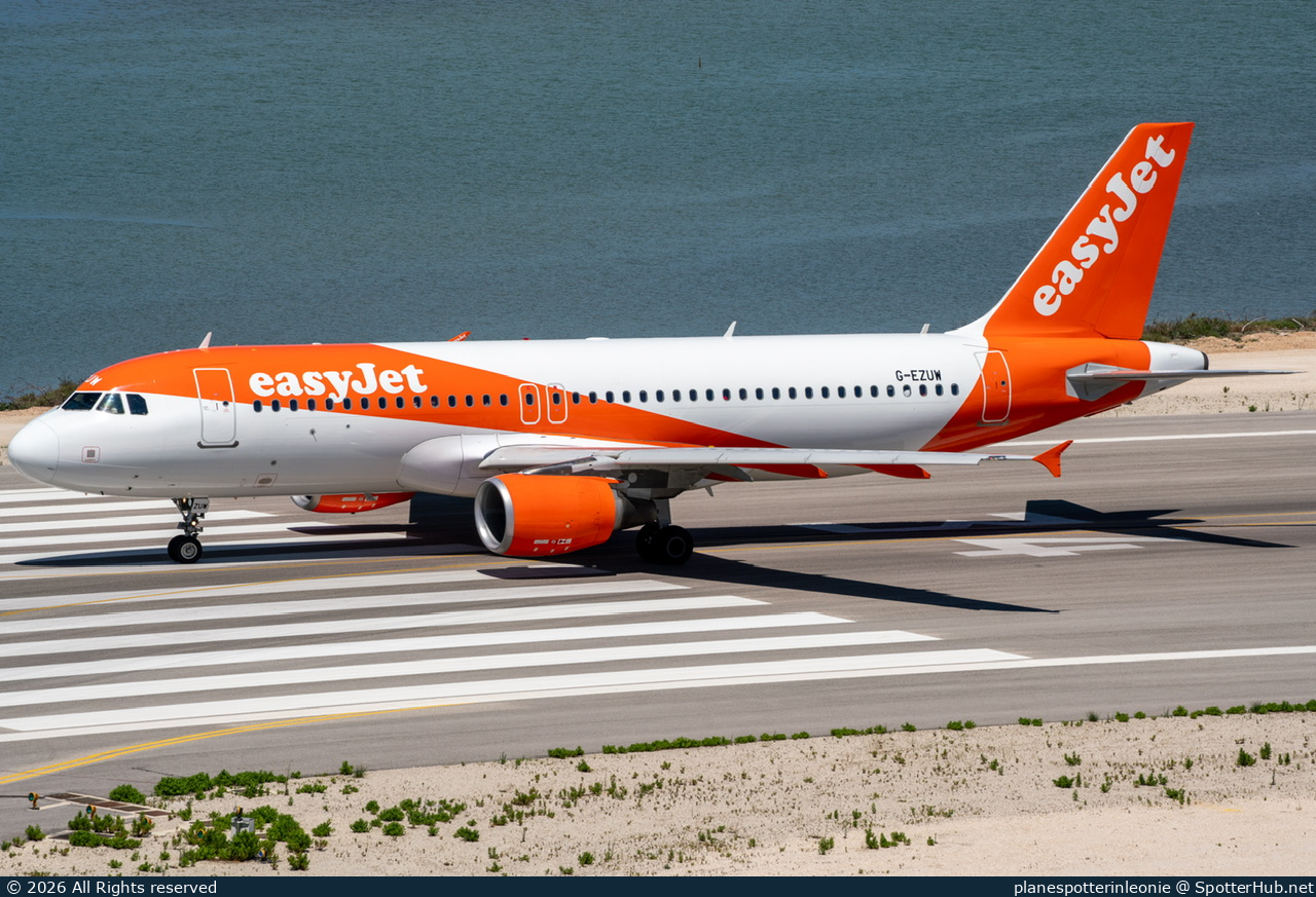 Photo of G-EZUW - Airbus A320-214 operated by easyJet