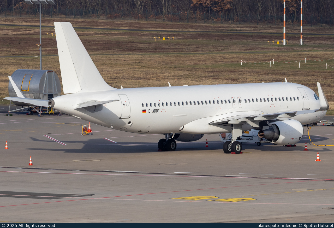Photo of D-ADDY - Airbus A320-214 operated by LEAV Aviation