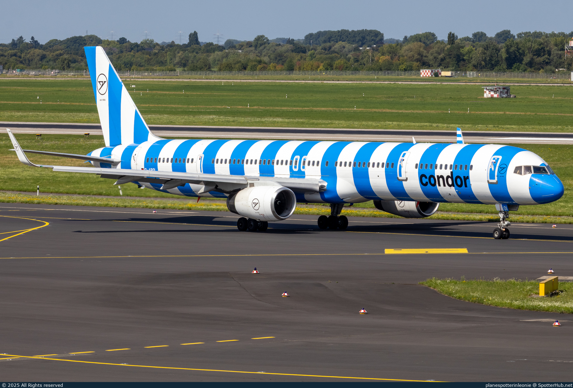 Photo of D-ABOI - Boeing 757-330 operated by Condor