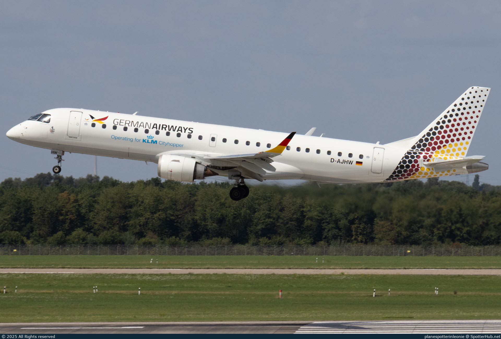 Photo of D-AJHW - Embraer ERJ-190LR operated by KLM Cityhopper (opb German Airways)