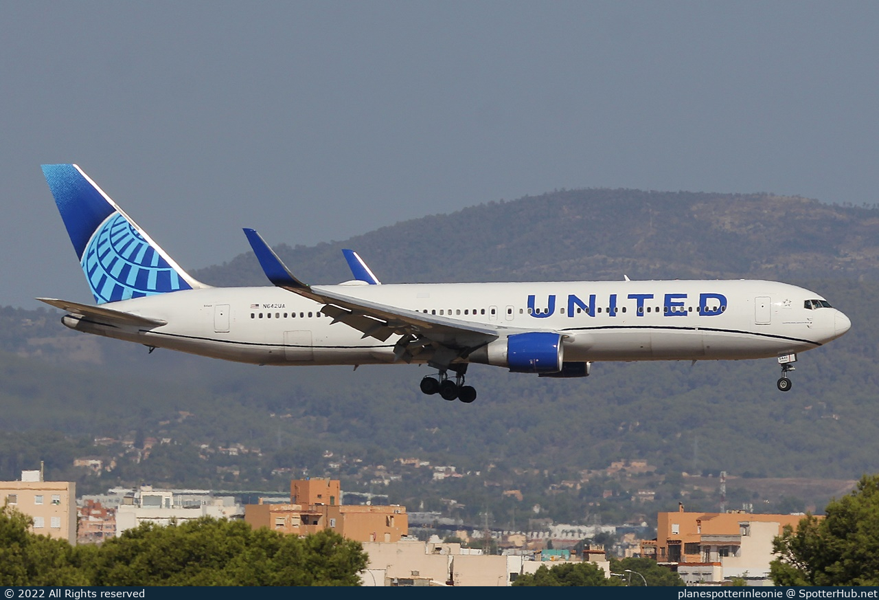Photo of N642UA - Boeing 767-322(ER) operated by United Airlines