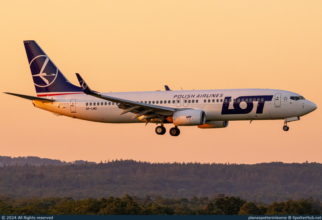 Photo of SP-LWD - Boeing 737-89P operated by LOT Polish Airlines