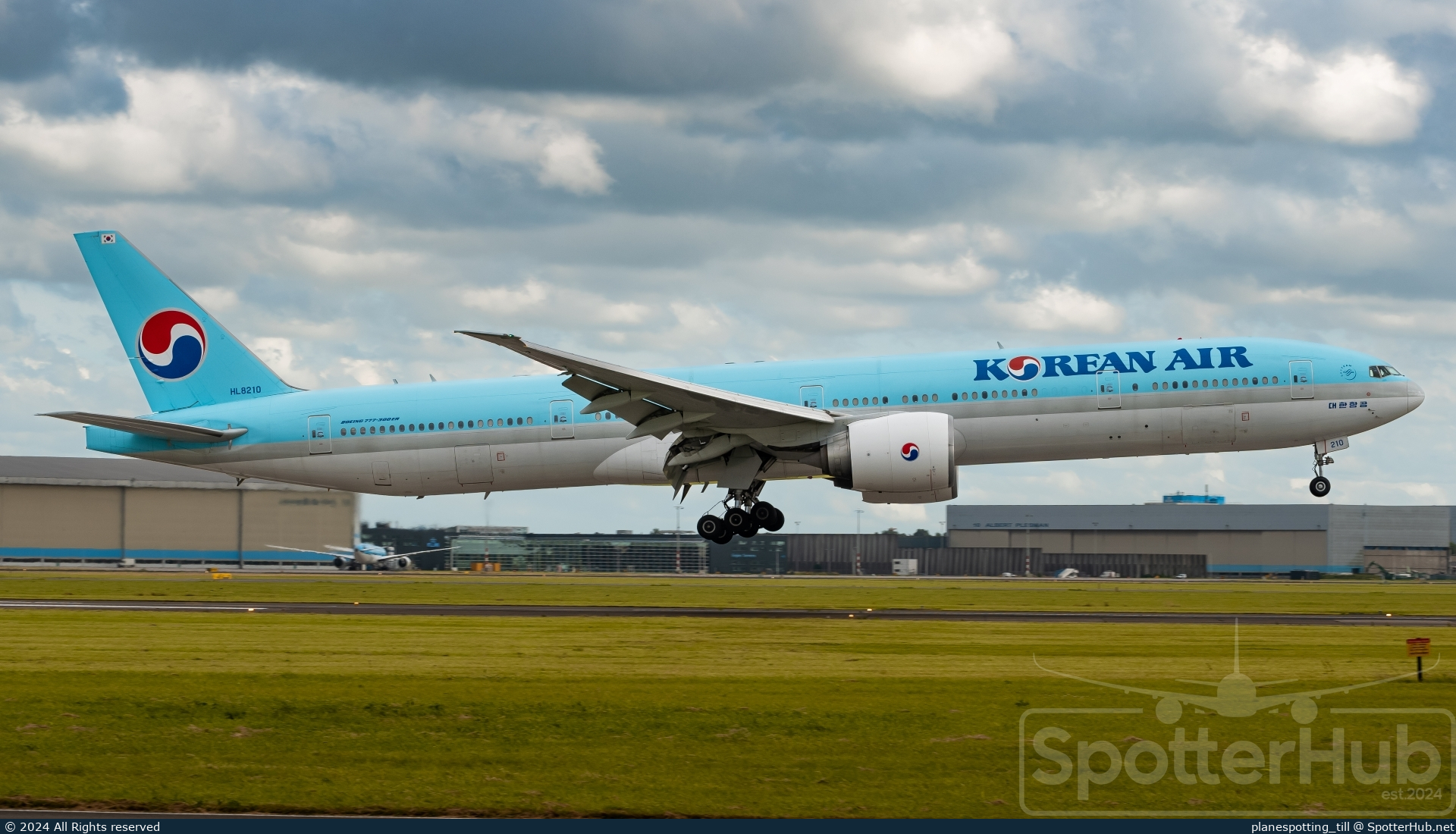 Photo of HL8210 - Boeing 777-3B5(ER) operated by Korean Air