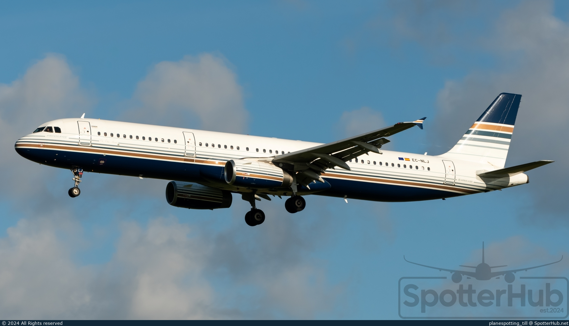 Photo of EC-NLJ - Airbus A321-231 operated by Privilege Style