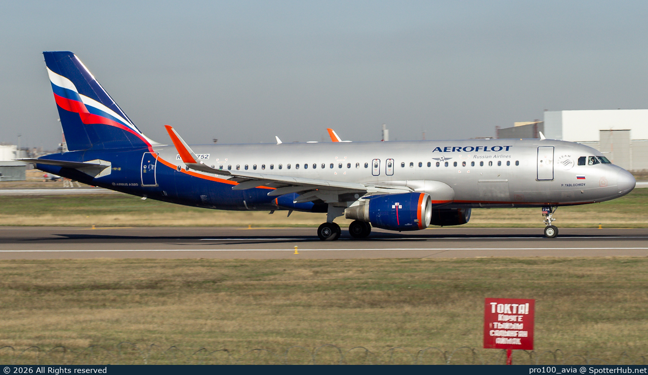 Photo of RA-73752 - Airbus A320-214 operated by Aeroflot