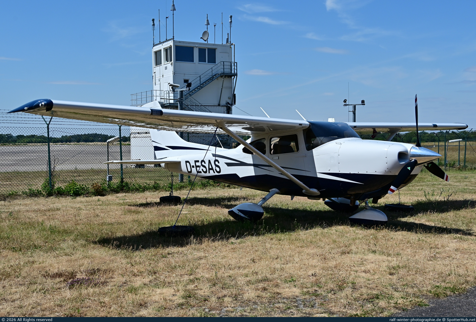 Photo of D-ESAS - Cessna 182T Skylane operated by Private