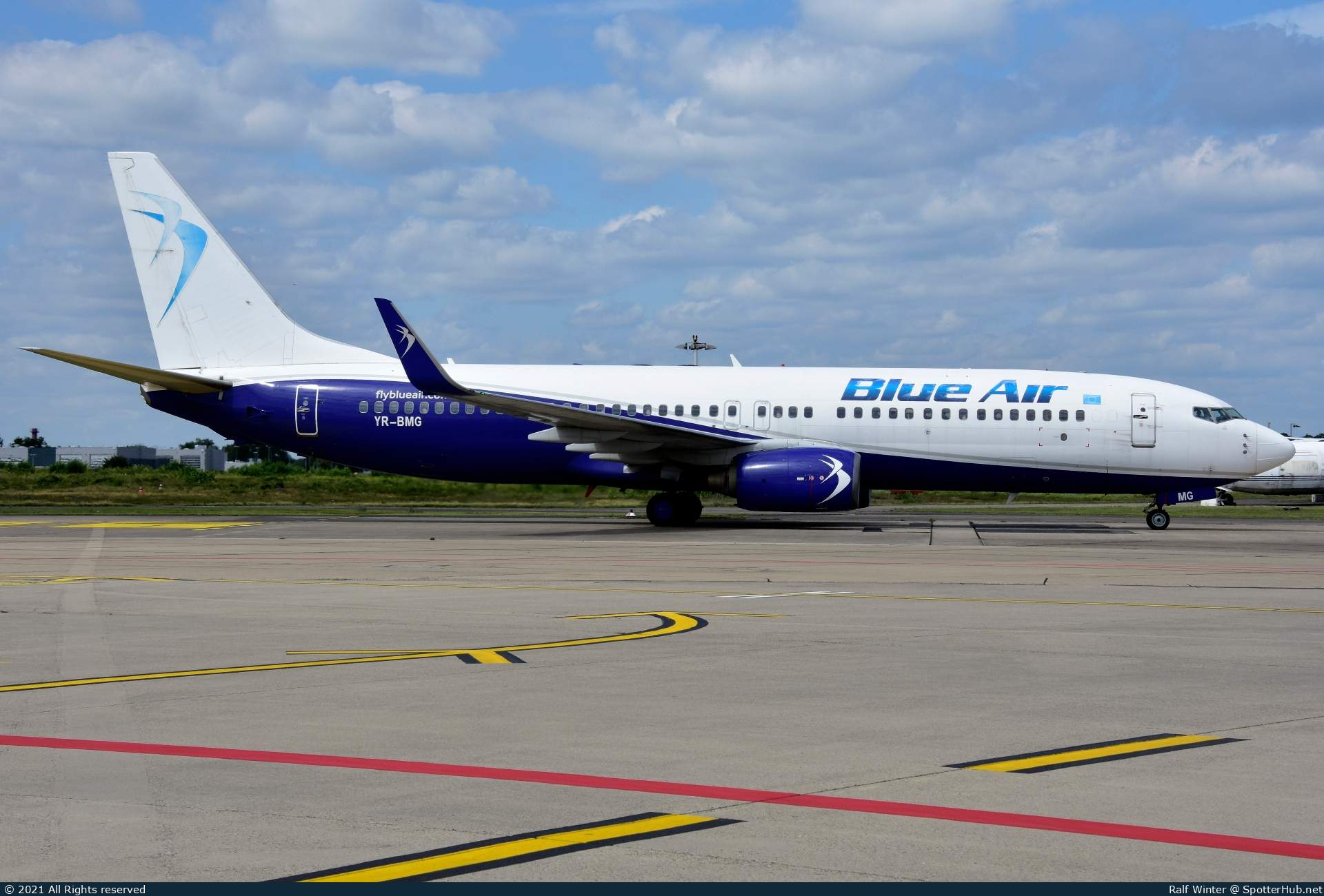 Photo of YR-BMG - Boeing 737-86N operated by Blue Air