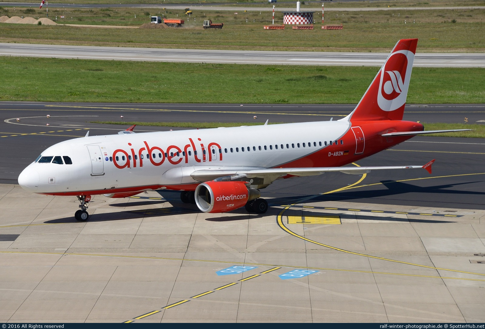 Photo of D-ABZN - Airbus A320-216 operated by Air Berlin