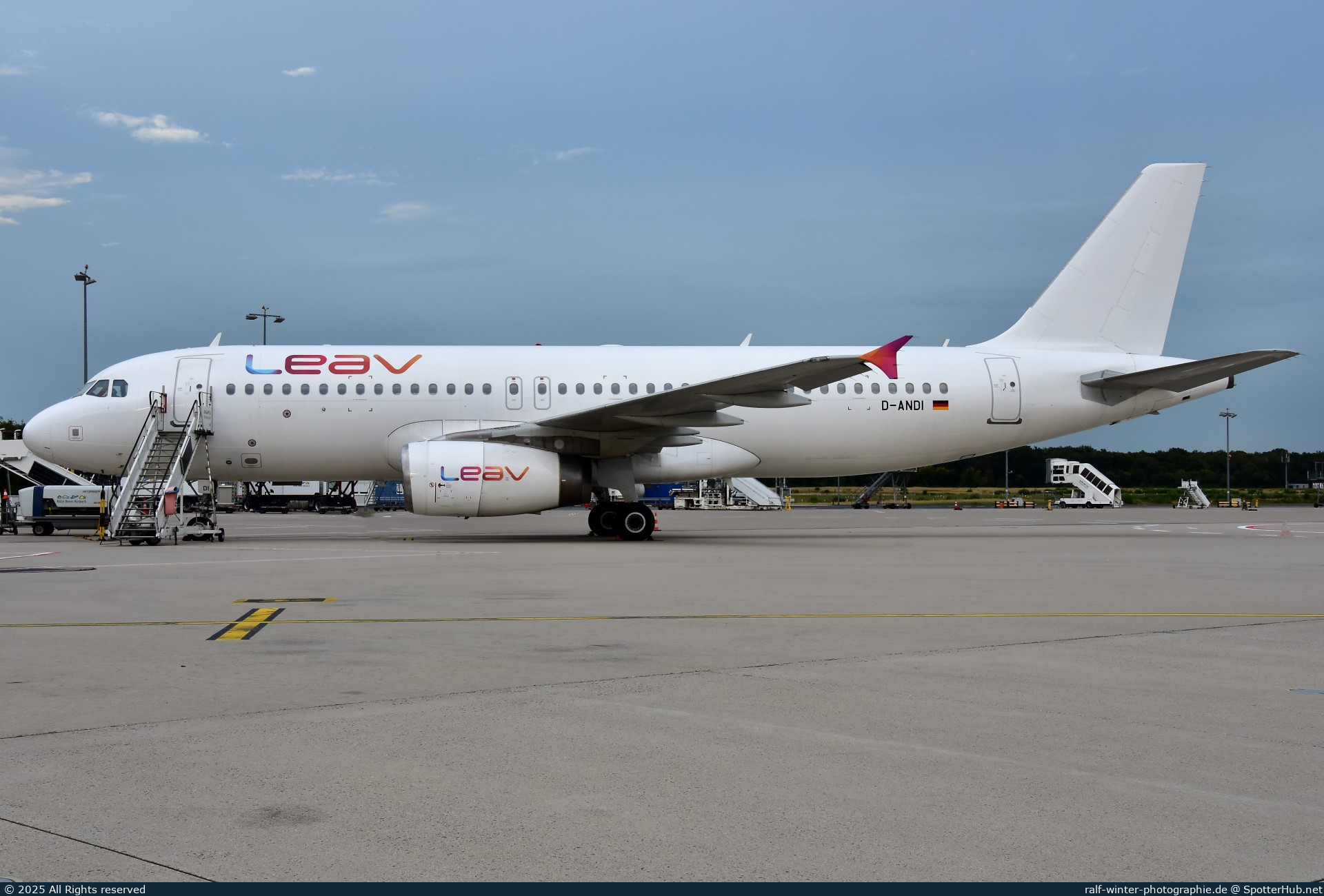 Photo of D-ANDI - Airbus A320-232 operated by LEAV Aviation
